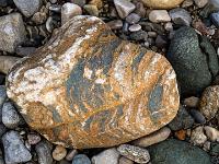 Farbige Wellenstrukturen an größerem Stein
